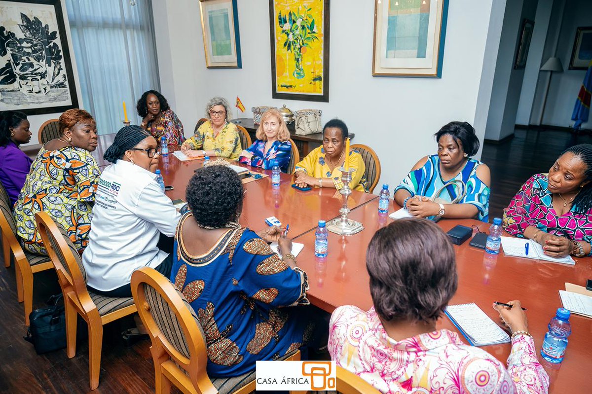 EmbEspRDC's tweet photo. Après deux longues journées riches en échanges, l’Ambassade d’Espagne a procédé à la remise des diplômes aux participants à l’atelier « Journalisme à l’égard des violences faites aux femmes ».

Merci à Casa África pour son appui. https://t.co/OZHPOnbqSf