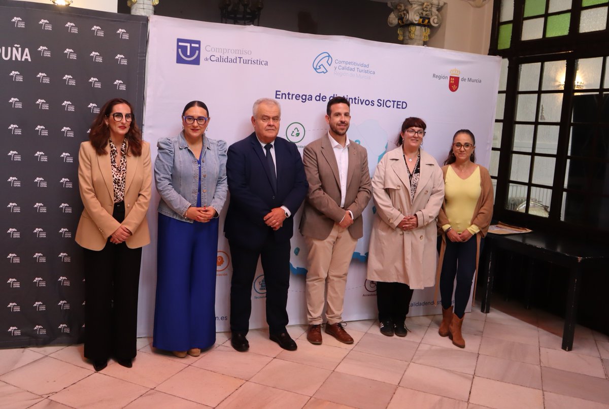 tsierraespuna's tweet photo. El #TerritorioSierraEspuña celebra la excelencia de su sector turístico.

Hoy se han entregado 14 distintivos SICTED a empresas y servicios en el Gran Casino de Totana. 🏆🌲

Ya son 59 los adheridos¡Enhorabuena a todos! 👏✨ https://t.co/0jvNk64kui