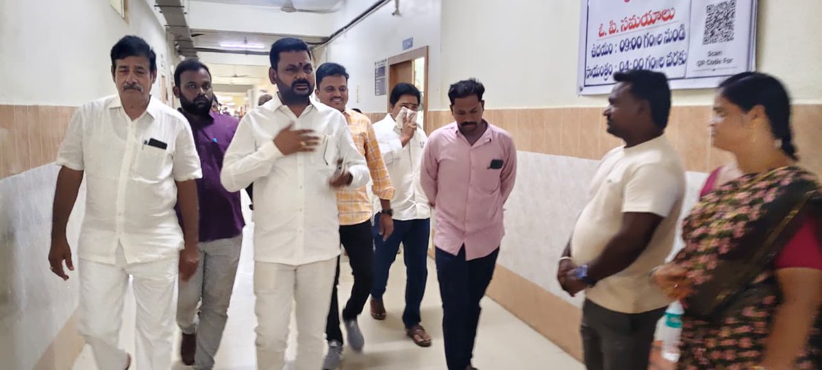 Tilak_Perada's tweet photo. టెక్కలి జిల్లా ఆసుపత్రిని సందర్శించిన తిలక్..

టెక్కలి ఏరియా ఆ���ుపత్రిలో తీవ్రనీటి కొరత, బాత్ రూముల్లో నీటి కొరతతో పాటు తీవ్ర దుర్వాసన, రోగులపాట్లు, అభివృద్ధి పేరుతో గొంతు చించుకుంటున్న అచ్చెన్నాయుడికి నియోజకవర్గంలో ఆసుపత్రి దుస్థితి కనిపించడం లేదా? : తిలక్

(1/2) https://t.co/KdUTmpfGRU