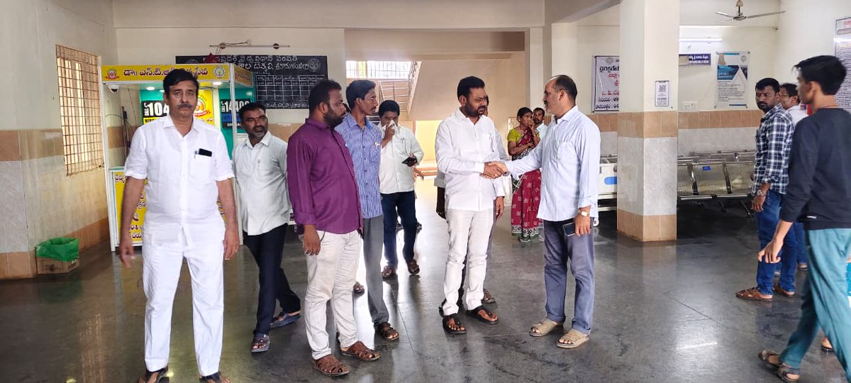 Tilak_Perada's tweet photo. టెక్కలి జిల్లా ఆసుపత్రిని సందర్శించిన తిలక్..

టెక్కలి ఏరియా ఆ���ుపత్రిలో తీవ్రనీటి కొరత, బాత్ రూముల్లో నీటి కొరతతో పాటు తీవ్ర దుర్వాసన, రోగులపాట్లు, అభివృద్ధి పేరుతో గొంతు చించుకుంటున్న అచ్చెన్నాయుడికి నియోజకవర్గంలో ఆసుపత్రి దుస్థితి కనిపించడం లేదా? : తిలక్

(1/2) https://t.co/KdUTmpfGRU