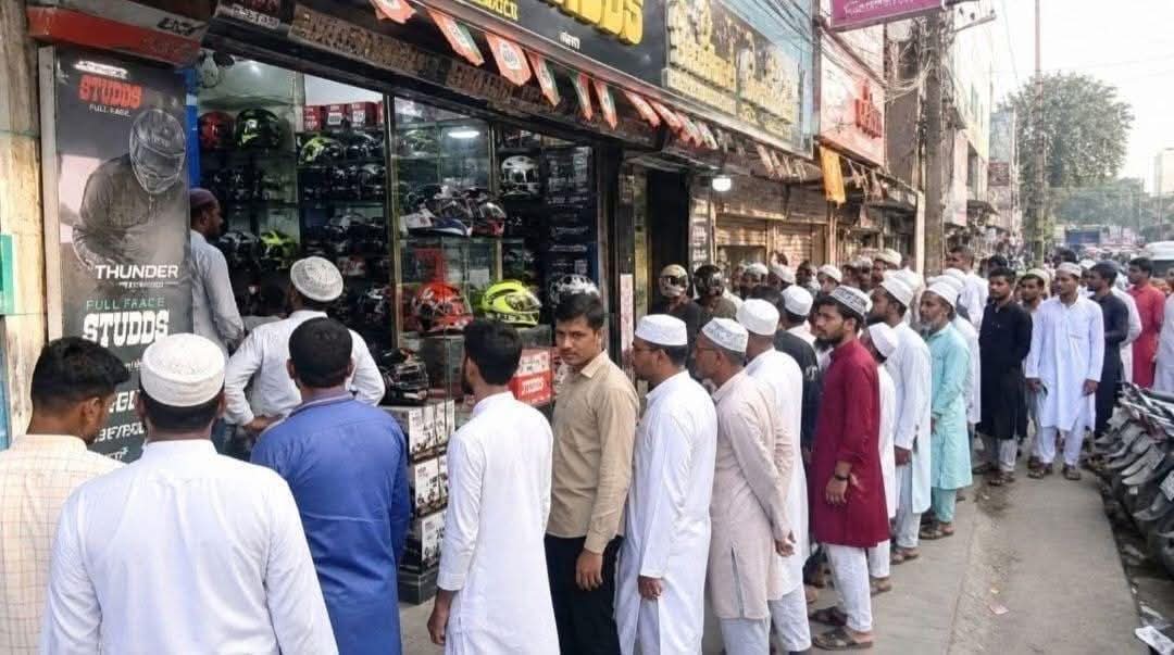 आपको विश्वास नही होगा, लेकिन ये सच है। ये लाईन किसी और काम के लिए नहीं है। बल्कि हेल्मेट खरीदने के लिए है। 
लगभग 50 साल (35 साल सीपीएम,15 साल टीएमसी) बाद ये लोग पहली बार बंगाल मे हेलमेट खरीदने आए है। 
वर्ना अगर सर पे कटोरी छाप टोपी हो तो वीआईपी सुविधा मिलती थी पूरे बंगाल मे।