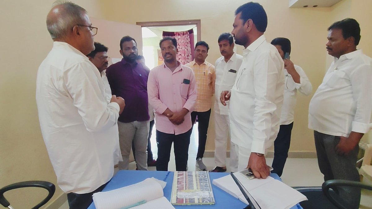 Tilak_Perada's tweet photo. టెక్కలి జిల్లా ఆసుపత్రిలో తీవ్ర నీటి కొరత వల్ల ఆసుపత్రిలో రోగులు తీవ్ర ఇబ్బందులు పడుతున్నా స్థానిక మంత్రి అచ్చెన్నాయుడు పట్టించుకోవడంలేదని వైయస్ఆర్ సీపీ టెక్కలి నియోజకవర్గం ఇంచార్జ్ పేరాడ తిలక్ ఆరోపించారు..

(2/2) https://t.co/5AfEP64rTn