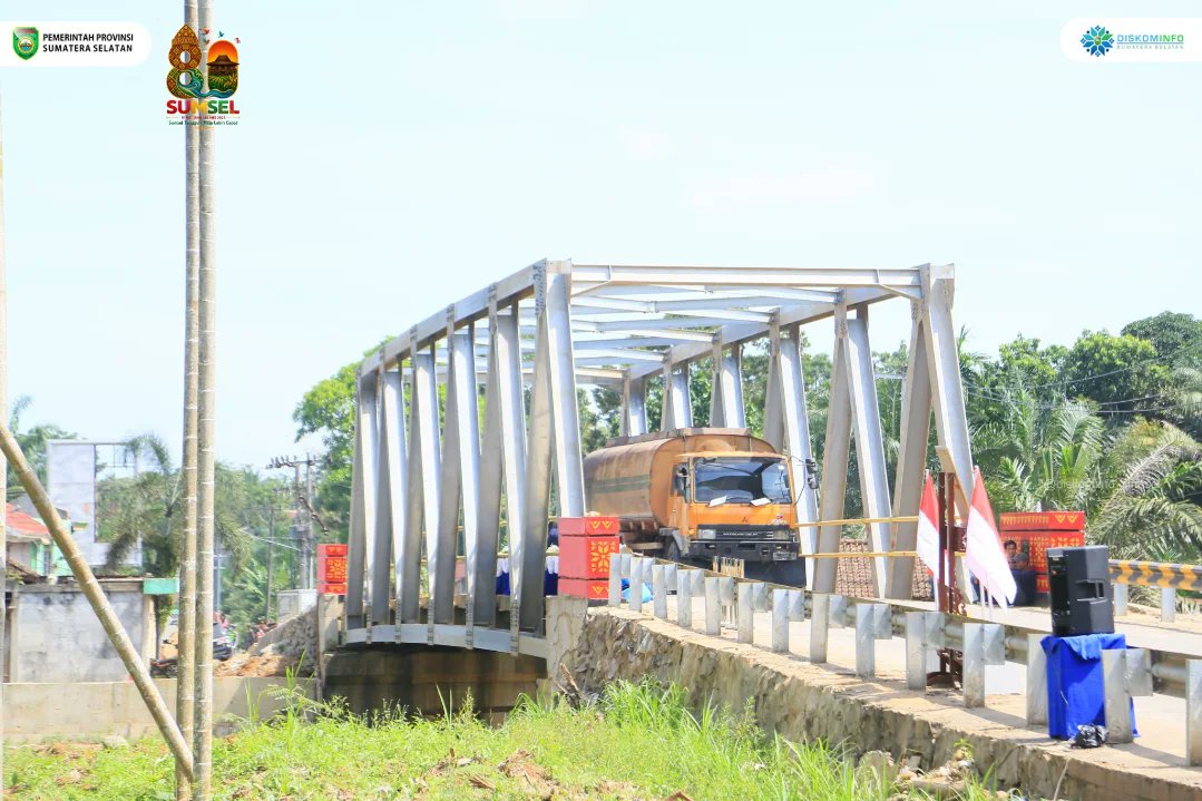 Musi Rawas. Gubernur Sumsel Dr. H. Herman Deru didampingi Wakil Gubernur Sumsel H. Cik Ujang serta Bupati Musi Rawas Hj. Ratna Machmud meresmikan 17 infrastruktur jembatan di Sumsel. Peresmian ditandai dengan penandatanganan prasasti di Jembatan Air Temelat, Kab. Musi Rawas.