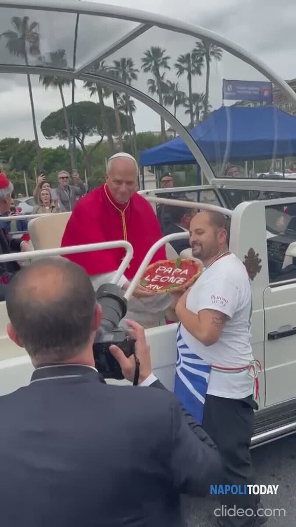 NapoliToday's tweet photo. La pizza di Sorbillo consegnata a Papa Leone|VIDEO https://t.co/kC4W2g21iJ https://t.co/j7oN9FgLx0