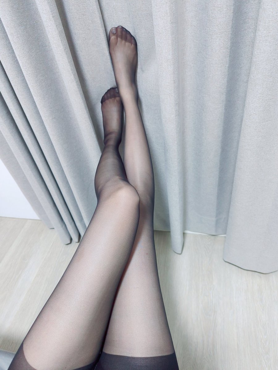 _yoruhanami_'s tweet photo. 好久沒穿黑絲，已經忘記要買哪個牌子才比較不會破，這雙剛穿就勾線QQ https://t.co/W7s8uskCWz