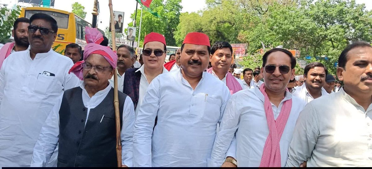 kayam_husain's tweet photo. आज सपाईयों ने चौकी चौराहे, बरेली पर चीनी मिलों पर किसानों  के  बकाया भुगतान दिलाने के लिए तो धरना व कमिश्नर साहब को ज्ञापन दिया लेकिन मौलाना तौसीफ रज़ा साहब की हत्या इनके लिए कोई बड़ा मुद्दा नहीं है किसी दल ने कोई आवाज़ नहीं उठाई लेकिन वोट पर पहला अधिकार इन्हीं का है https://t.co/2lhW0o5QAs