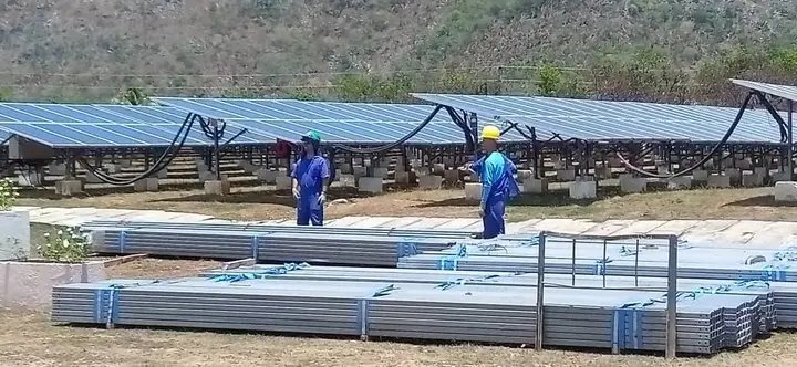 adesleydi's tweet photo. Visita el Vice Primer Ministro Jorge Luis Tapia Fonseca el municipio #IsladelaJuventud en la misma evaluó el sistema electroenergético y  constató el avance en la construcción del nuevo parque fotovoltaico de la Universidad. #CubaVencerá #100AñosConFidel https://t.co/hwAqPIdcBY