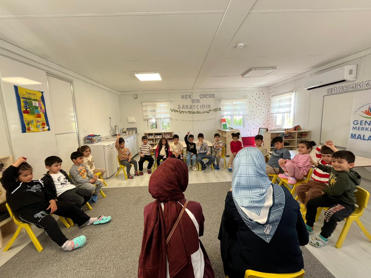 GSB_BeydagiGM's tweet photo. #MerkezimHerYerde kapsamında Yeşilkaya Ortaokulu’nda öğrencilerimizle bir araya geldik. 🎯🏸
Gerçekleştirdiğimiz çeşitli oyunlar, etkinlikler ve eğitici aktivitelerle çocuklarımız hem eğlenceli hem de verimli vakit geçirdi. https://t.co/gpxEQgcsEa