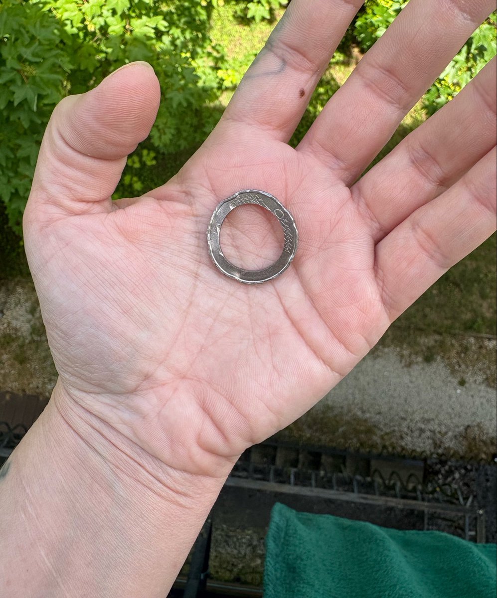 Lauravlry's tweet photo. Merci la pièce de 2€ qui a détruit ma machine à laver 🤡 https://t.co/LYfPRFkTtp