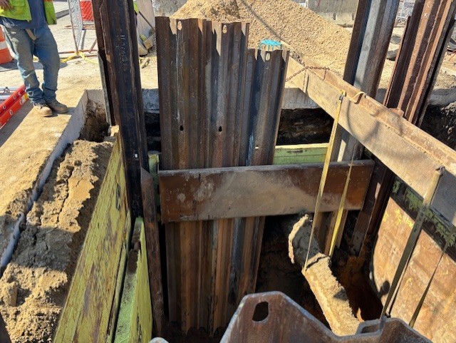 TrenchTechInc's tweet photo. Today we are taking a look at a recent job we did in Philadelphia, PA!

A 12' long x 12' wide x 20' tall 4-sided Slide Rail System was installed for a sewer tap. 4' tall x 12' long utility panels with sheeting were necessary to work around a crossing gas line. https://t.co/Fwvzj7QdXw