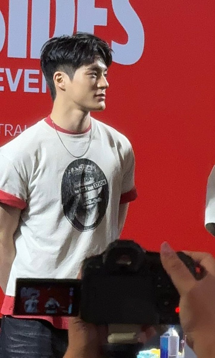 dia bulking lagi kah?? kok makin gede aja itu badannya 😭