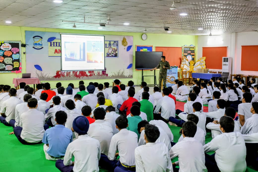 PRODefDehradun's tweet photo. The spirit of #OperationSindoor echoes at #Hilton_School! 

The #Golden_Key_Gunners under the aegis of #GoldenKeyDivision continued their mission to inspire, as Col Harikrishnan interacted with students about the challenges and triumphs of the Indian Army. A powerful reminder that our future will be disciplined, fearless and always put the Nation First. 🇮🇳 always and everytime.

#IndianArmy  
#GoldenKeyDivision 
#GoldenKeyGunners
#OperationSindoor
#NationFirst
#VeerRajputs
#InspiringYouth

@SpokespersonMoD
@adgpi 
@HQ_IDS_India
@SuryaCommand_IA
@UttarBharat_IA
@SethSanjayMP 
@DefenceMinIndia 
@LtGenGurmit