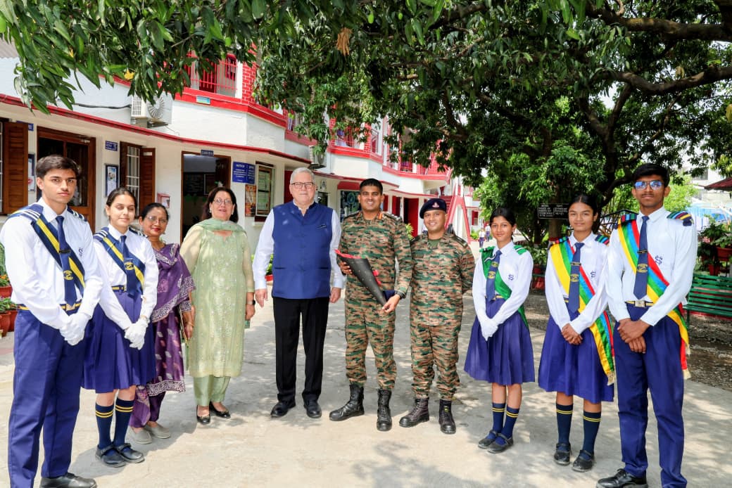 PRODefDehradun's tweet photo. The spirit of #OperationSindoor echoes at #Hilton_School! 

The #Golden_Key_Gunners under the aegis of #GoldenKeyDivision continued their mission to inspire, as Col Harikrishnan interacted with students about the challenges and triumphs of the Indian Army. A powerful reminder that our future will be disciplined, fearless and always put the Nation First. 🇮🇳 always and everytime.

#IndianArmy  
#GoldenKeyDivision 
#GoldenKeyGunners
#OperationSindoor
#NationFirst
#VeerRajputs
#InspiringYouth

@SpokespersonMoD
@adgpi 
@HQ_IDS_India
@SuryaCommand_IA
@UttarBharat_IA
@SethSanjayMP 
@DefenceMinIndia 
@LtGenGurmit
