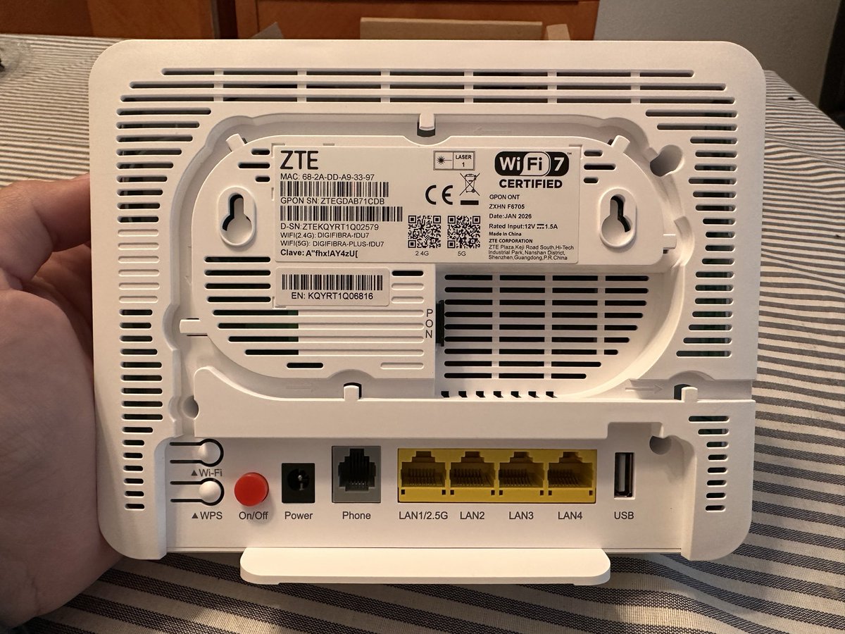 glez_josea's tweet photo. @bandaanchaeu Hola!

Finalmente este es el router que me han puesto contratando 750 MB. No me suena haberlo visto antes y me dice el técnico que son nuevos y es el primero que pone! https://t.co/P2IwtJgj2e