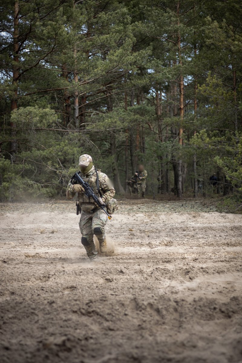 US_SOCEUR's tweet photo. Showcasing innovation!💪

Multinational SOF are training with weapons, drone defense, &amp; casualty care to counter threats. This enhances interoperability &amp; NATO readiness.⚡

#SOCEUR #AlwaysTraining #StrongerTogether
@USSOCOM | @NATO_SOF https://t.co/EWfY0t3txv