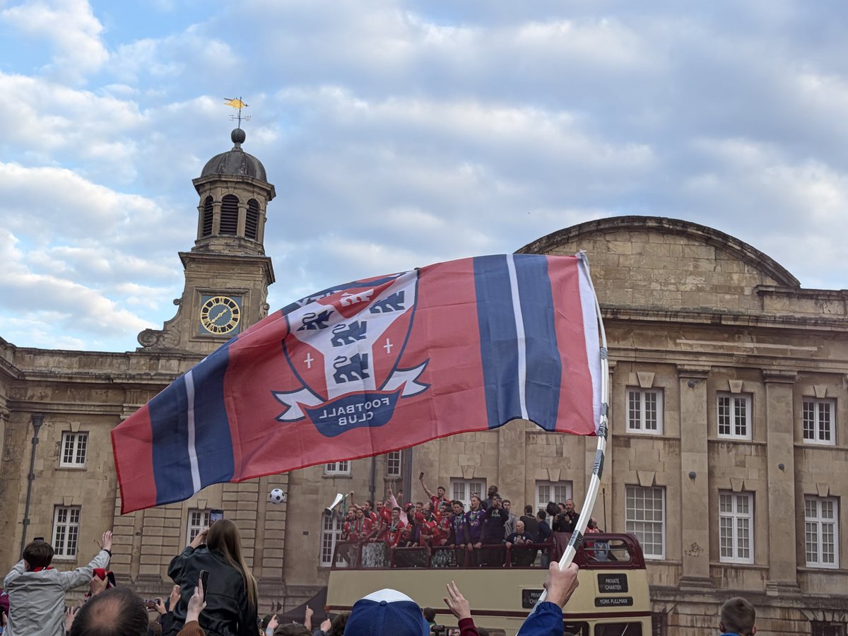 Rob_Lee95's tweet photo. YORK CITY ARE BACK! WHAT A CLUB ❤️💙 #ycfc https://t.co/XC50CXKN1z