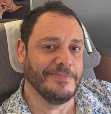 Damian Reidel, gastó 350.000 dólares del estado argentino en restorans, discotecas y compras en Europa, su trabajo era vender el patrimonio nacional nuclear. 
Como si esto fuera poco se garchaba jovencitos lampiños con 18 años recién cumplidos y mandaba los videos a su grupo de