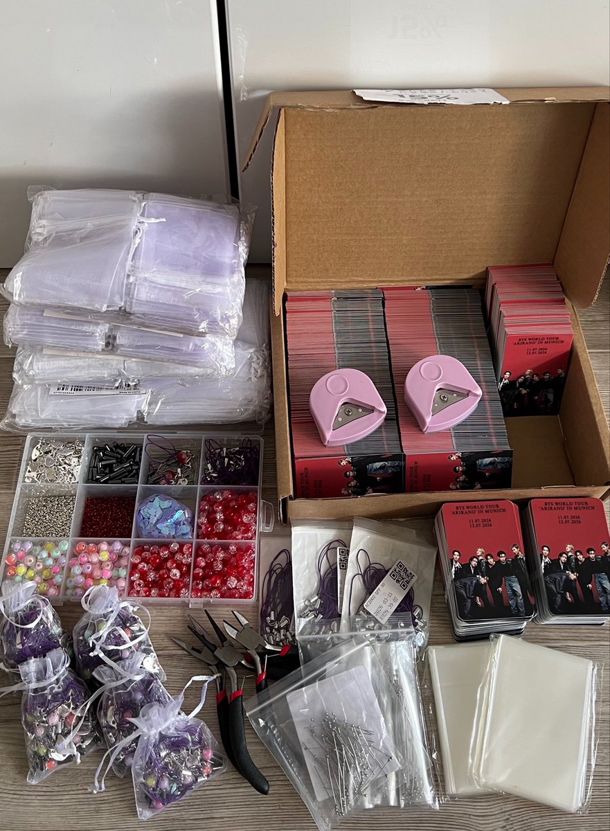 btsisthereason7's tweet photo. I already have over 400 keychains now omg…I’m making 1000 freebies for Munich and I’m SO excited for these days!

This is my first time making my own freebies and why is it so ADDICTING 😭

#BTS_ARİRANG  #BTS_worldtour_munich https://t.co/IAKOMC3EWn