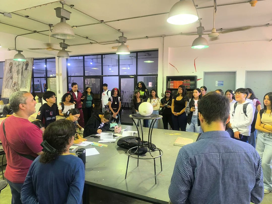 IsraelJBV's tweet photo. 🔶 La actividad contó con una muestra de trabajos estudiantiles de las carreras de Diseño Gráfico y Artes Plásticas, seguido de un recorrido por la Facultad de Artes (Planta Alta), Talleres de Arte (Planta Baja) y pasillos principales de la Universidad (Módulos A, B y C). https://t.co/6vyi13pDtw
