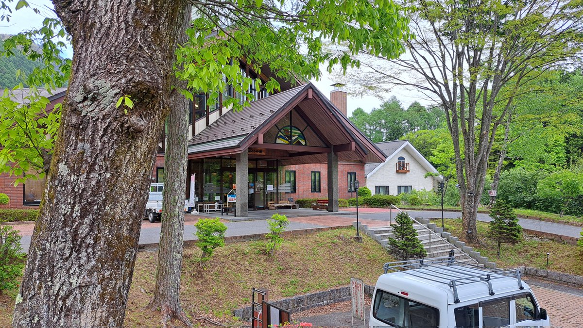 012JOBU's tweet photo. 今更ながらGWのハイライト
ゆるキャン聖地巡礼

大学時代のサークル仲間と長野のゆるキャンの聖地巡礼をしてきました

高ボッチ高原の交流ノートに後輩とノートを描き込みました
標高が高いだけあってGWでも予想以上に寒くて、ボルシチの温かさが身体に沁みた https://t.co/AFf1DBiQPS
