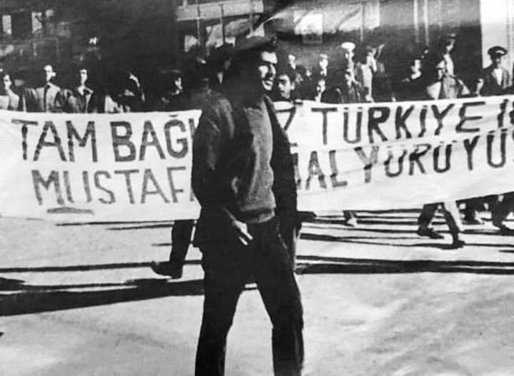 Dede38__'s tweet photo. 24 ÇİFT BEYAZ LASTİK AYAKKABI
Samsun'da spor malzemeleri satan bir mağazadan içeri giren 24 genç insan, 24 çift beyaz renkli lastik ayakkabı satın alırlar. Kente otobüsle, sabah 08:30'da gelmiş olmalarına rağmen, aynı gün yürüyerek, ayrılırlar 
Samsun'dan, ayakkabıları gibi yüreklerinde taşıdıkları bembeyaz umutlarla..
Ankara yolunda yürüyen kafilenin en önünde ay yıldızlı bayrak taşınırken, arkasındaki pankartta şunlar yazılıdır
“Tam Bağımsız Türkiye İçin Mustafa Kemal Yürüyüşü"
Gençler, 20 Ekim 1968 günü başlattıkları yürüyüş gerekçesini şöyle açıklarlar
”Biz Mustafa Kemal gençliği olarak, Türkiye'nin istiklalinin zedelendiğini, elden gittiğini görüyoruz. Onun için atılması gereken devrimci adımın 'İstiklali tam Türkiye' için olacağına, gerçekleştirilmesi gereken ilk amacın 'Tam Bağımsız Türkiye' olduğuna inanıyoruz."
Akşama doğru, yürüyüşün 20. kilometresinde polis tarafından durdurulurlar.
Ertesi gün, izinsiz gösteri ve yürüyüş yapmaktan gözaltına alınan gençler mahkemeye çıkarılır. Duruşma esnasında aralarından biri, "Burada yargılanan biz değil, Gazi Mustafa Kemal'dir" deyince, yargıç oturduğu kürsüden, hepsinin yüreklerine su serpen ve ülkede "Bağımsızlık" rüzgarının engellenemediğini dile getiren şu karşılığı verir :
“Burada bütün hakimlik sıfatımı ve titrimi bir kenara bırakarak şunu belirtmek isterim ki, Türkiye'de hiçbir mahkemenin Atatürk'ü yargılamaya gücü ve yetkisi yoktur."
1 Kasım 1968'de serbest bırakılan gençler, yürüyüşlerini Ankara'ya doğru, türküler ve marşlar eşliğinde sürdürürler. Yürüyüş esnasında tutulan günlükte, en büyük destekçileri olarak öğretmenleri gördüklerini yazarlar :
Yolda, uğradığımız her yerde öğretmenlerden büyük ilgi gördük. Bu yürüyüş karşısında, Türk öğretmenlerinin ve aydınlarının tutumu milliyetçi nitelikteydi. Hareketin başarıya ulaşması için ellerinden gelen fedakarlığı gösterdiler. Atatürkçü ve laik Türkiye Cumhuriyeti'nin en etkin kuvveti olan öğretmen tabakasının, Türkiye'deki ilerici güçler arasında önemli bir yeri vardır. Bu niteliğiyle öğretmenler, memleketimizde bazı çıkarcı çevrelerle sık sık çatışmak zorunda kalırlar. Zira asla karşı devrimden yana değildirler. Sonuna kadar laik, demokratik, bağımsız Türkiye mücadelesinin içindedirler."
3 Kasım günü Alaca'ya ulaşan gençler, kasabaya dikilecek Atatürk heykeline karşı gösteri yapanların tehdidine aldırmadan, büstün dikileceği yere taş taşırlar..
7 Kasım günü Aşık Nesimi çıkar karşılarına ve sazıyla onlara deyişler okur..
Yürüyüş boyunca katılanlarla sayıları üç yüze ulaşan gençlerin Ankara'ya 10 Kasım günü girip, Anıtkabir'de saygı duruşu yapmaları istenmez. Amaçları olay çıkarmak olmayan gençler dağılırlar ve 10 Kasım günü, ikişerli üçerli gruplar halinde gelerek Anıtkabir'de toplanırlar. 10 Kasım 1968'de ziyaretçi defterine şunlar yazılır
”Amerikan emperyalizmine karşı ikinci milli kurtuluş savaşımız yok edilemez. Onu yok etmek için bütün Türk milletini yok etmek gerekir. İmza : Tam Bağımsız Türkiye İçin Mustafa Kemal Yürüyüşçüleri."
O gençlerden biri olan Deniz Gezmiş'i, 6 Mayıs 1972 günü, saat 01:25'de, Ankara Ulucanlar Cezaevi'nin avlusunda asarlar..
Darağacına çıkmadan önce görevliye şöyle seslenir :
Postallarımın bağlarını bile bağlamaya vakit bırakmadan beni apar topar buraya getirdiler. Postallar bu haliyle sehpada ayağımdan düşecek. Düşmelerini istemiyorum. Onları bağla da düşmesinler."
Görevli, Deniz Gezmiş'in hayattaki son isteğini yerine getirir ve önünde eğilerek postallarının bağcıklarını bağlar.
Deniz Gezmiş, birkaç dakika sonra "Bağımsızlık" tutkunlarının yüreğinde dünya döndükçe sürecek olan büyük yürüyüşüne hazırdır !..
Deniz Gezmiş'den sonra aynı darağacında Yusuf Aslan katledilir. Sırada Hüseyin İnan vardır. Düşünce suçlusu genç adam, asılmadan önce avukatı Halit Çelenk'den, yüzünden hiç eksik olmayan gülümsemesiyle şu ricada bulunur :
“Babam yarın ayağımdaki bu lastik ayakkabıları görünce, oğlumun doğru dürüst bir ayakkabısı yokmuş diye üzülecek. Ayakkabımı bile giyemeden beni apar topar buraya getirdiler. Babama söyleyin, ayakkabım yoktur diye üzülmesin. Ayakkabılarım cezaevinde kaldı. Onlara hediyem olsun."
Üç gencin ölüm infaz tutanağındaki son nokta şöyledir :
“Cesetler bilahare Ankara Belediyesi Mezarlıklar Müdürlüğü'ne teslim edildi."
İnfazın olduğu gün, Ankara Kızılay Meydanı'nda öğleye doğru bir genç kız, iki polis tarafından yakalanarak mahkemeye çıkarılır. Genç kızın suçu, Deniz Gezmiş, Yusuf Aslan ve Hüseyin İnan'ın mezarlarına yapacağı ziyaret için kır çiçekleri satın almaktır !..
Yine aynı gün, Dil ve Tarih-Coğrafya Fakültesi'nden bir genç kız tutuklanır. Suçu, asılanlar için ağlamak, arkalarından gözyaşı dökmektir..
Birileri korkuyordu.. Çünkü biliyorlardı ki tarih, kendi hayatlarının sonu için geçerli olacak "ceset" tanımına asla o üç devrimciyi sığdıramayacaktır...
Sunay Akın Bir Çift Ayakkabı,