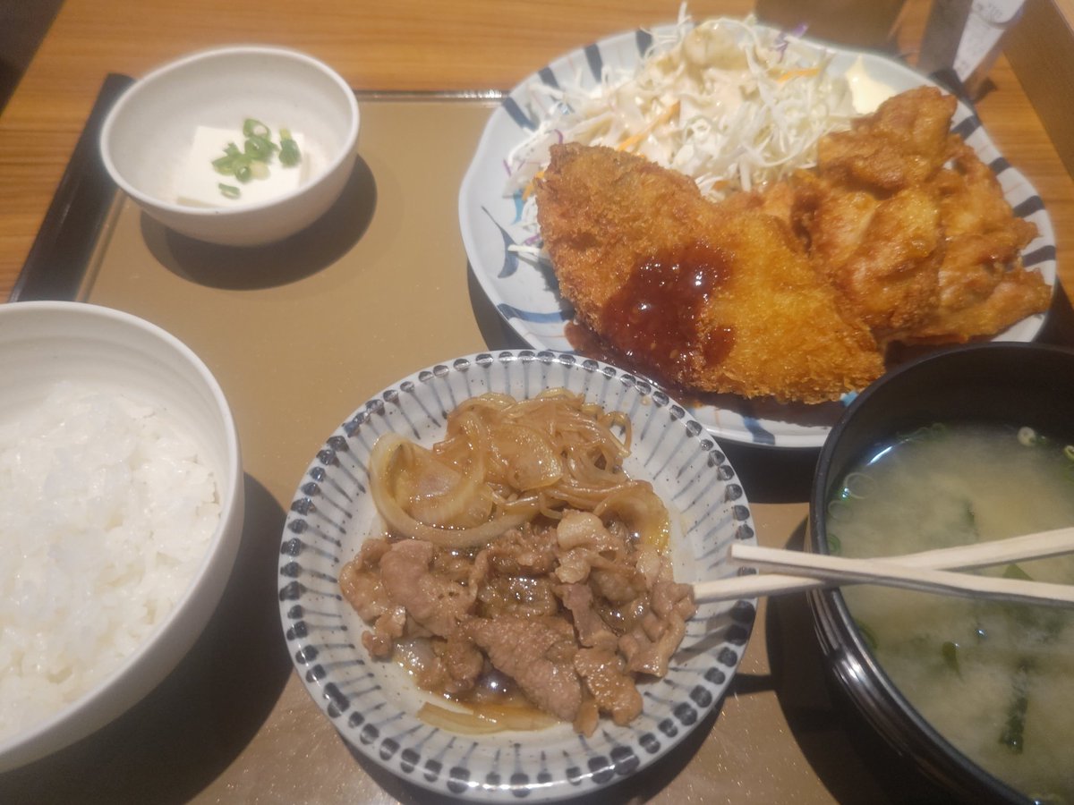 YMetal17's tweet photo. 今回の出張は、
新幹線で隣の席のひたすら舌打ち連続の最悪の状態から
始まったが、一旦終了…
後は明日帰るだけ…休み明けの出張はきついですわ…さて食べたら〜
ホテル戻るか…
#新大阪 https://t.co/f2BMcNj1a8