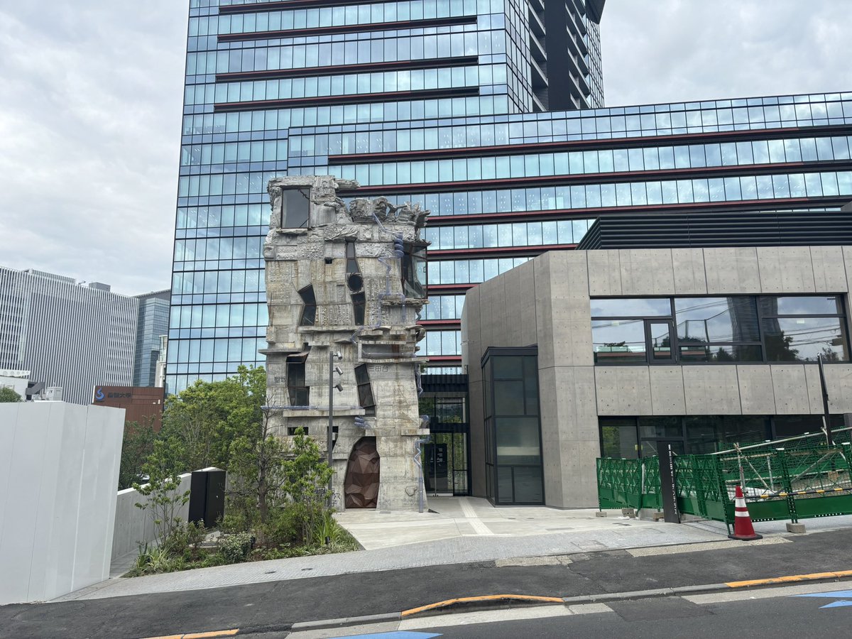 Frontbac1's tweet photo. 20年かけて、都市に“執念”を打設した建築。

蟻鱒鳶ルを見てきた。

これは未完成の建築ではなく、  
20年分の制作プロセスが表面に残った建築だと思った。

コンクリート、配管、開口、型枠の痕跡。

完成に向かいながら、  
つくり続けてきた時間が消えていない。

東京に、こんな建築がある。

#蟻鱒鳶ル #建築 #東京建築