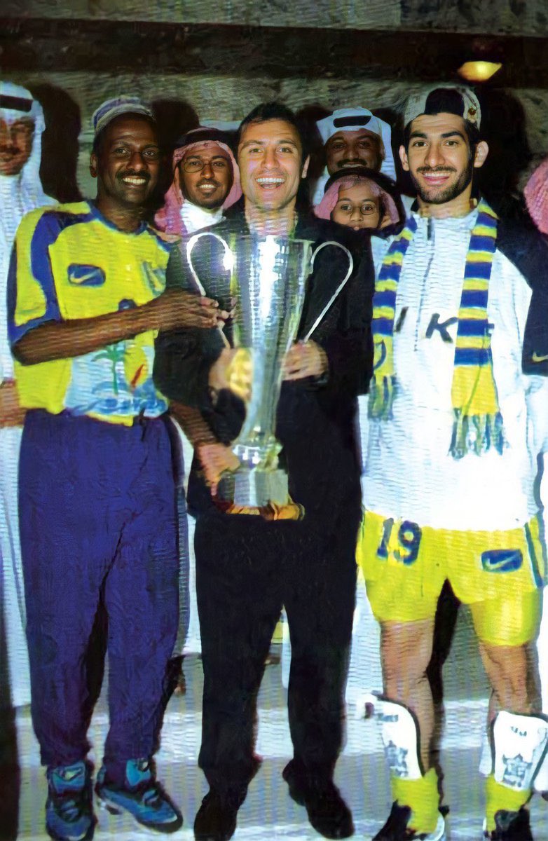 Samari9637's tweet photo. 🚨🚨 اللاعب البلغاري خريستو ستويتشكوف (Stoichkov ) لاعب #النصر سابقاً 1998 وهداف كاس العالم 1994. حقق مع النصر بطولة كأس الكؤوس الآسيوية يوجه رسالة للنصر وجماهيره 💛💙

#النصر_الشباب https://t.co/LTrNekDZwH