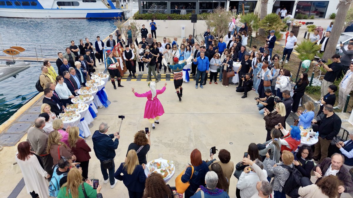MandalinciTamer's tweet photo. 6.Uluslararası İki Yaka Kültür Festivali kapsamında kentimize gelen Kos Belediye Başkanı Sayın Theodosios Nikitaras, Nisyros Belediye Başkanı Sayın Christophis Koroneos, Patmos Belediye Başkanı Sayın Nikitas Tsabalakis, Lipsi Belediye Başkanı Sayın Fotis Mangos, Leros Belediye Başkanı Sayın Timothy Kottakis’i temsilen Leros Belediye Başkan Yardımcısı Sayın Eleni Chelmi, Kalymnos Belediye Başkanı Sayın Ioannis Mastrokoukos'u temsilen Turizmden Sorumlu Belediye Başkan Yardımcısı Sayın Kalliopi Koutouzi ve beraberindeki heyeti Bodrum Cruise Port'tan karşıladık.

Festivalimiz kapsamında yer alan folklor gösterileri, iki yaka arasındaki dostluk ve kültürel paylaşımınızın güzel bir örneği oldu.

Muğla Büyükşehir Belediyesi ve belediyemiz iş birliğiyle 8-10 Mayıs tarihlerinde Kumbahçe Meydanı’nda çeşitli etkinlikler ve konserlerin tadını çıkarmak için festivalimize tüm vatandaşlarımızı bekliyoruz. #bodrum #bodrumbelediyesi #tamermandalinci #ikiyakakültürfestivali