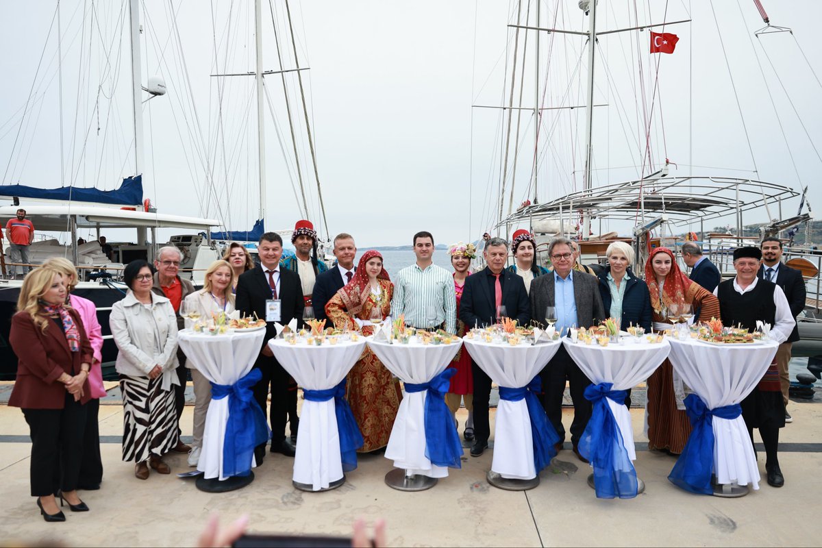 MandalinciTamer's tweet photo. 6.Uluslararası İki Yaka Kültür Festivali kapsamında kentimize gelen Kos Belediye Başkanı Sayın Theodosios Nikitaras, Nisyros Belediye Başkanı Sayın Christophis Koroneos, Patmos Belediye Başkanı Sayın Nikitas Tsabalakis, Lipsi Belediye Başkanı Sayın Fotis Mangos, Leros Belediye Başkanı Sayın Timothy Kottakis’i temsilen Leros Belediye Başkan Yardımcısı Sayın Eleni Chelmi, Kalymnos Belediye Başkanı Sayın Ioannis Mastrokoukos'u temsilen Turizmden Sorumlu Belediye Başkan Yardımcısı Sayın Kalliopi Koutouzi ve beraberindeki heyeti Bodrum Cruise Port'tan karşıladık.

Festivalimiz kapsamında yer alan folklor gösterileri, iki yaka arasındaki dostluk ve kültürel paylaşımınızın güzel bir örneği oldu.

Muğla Büyükşehir Belediyesi ve belediyemiz iş birliğiyle 8-10 Mayıs tarihlerinde Kumbahçe Meydanı’nda çeşitli etkinlikler ve konserlerin tadını çıkarmak için festivalimize tüm vatandaşlarımızı bekliyoruz. #bodrum #bodrumbelediyesi #tamermandalinci #ikiyakakültürfestivali