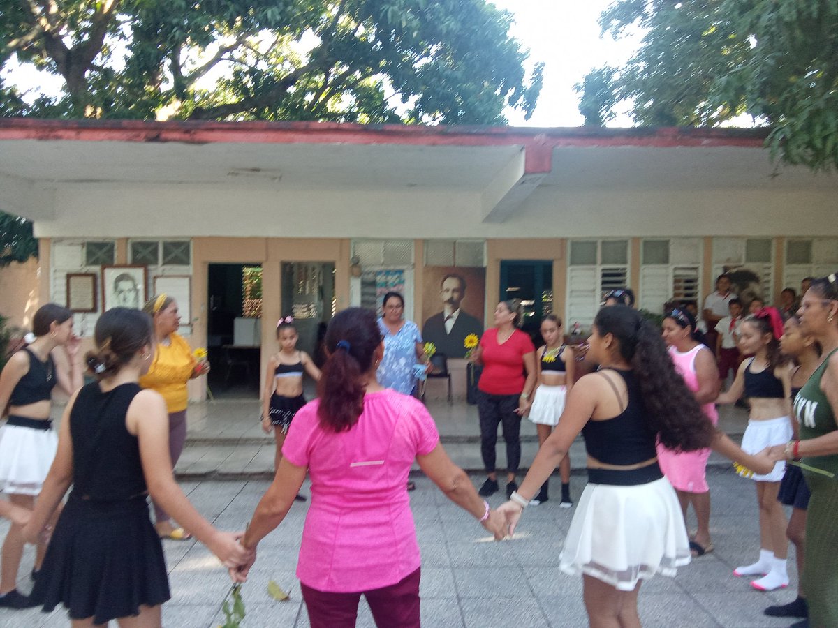 EnuRenato's tweet photo. Se celebra matutino especial en Homenaje al día de las madres. Muchas felicidades a todas la madres.
#yosbelima
#DMESantaClara
#EducacionSantaClara
#CubaViveEnSuHistoria
#CubaMined https://t.co/gRzNfN7FoS