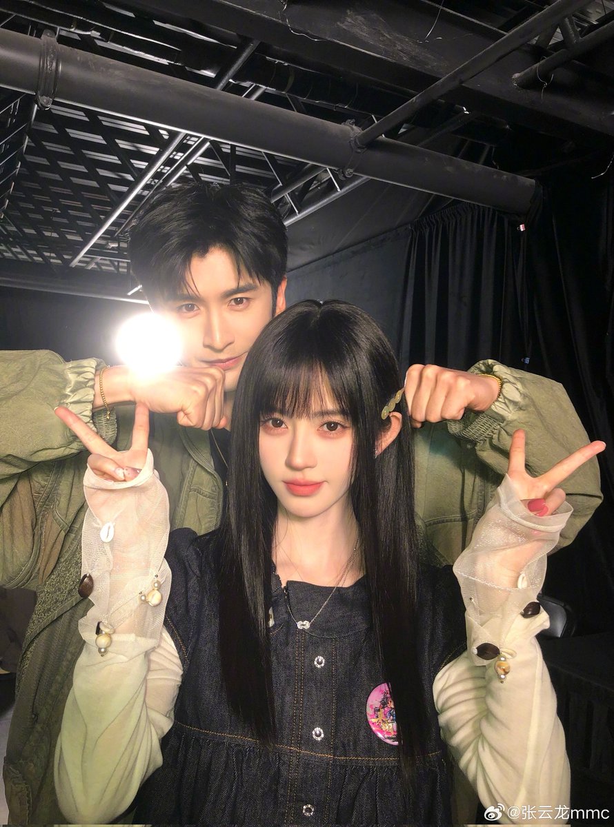 WAKE UP, EVERYONE—we just got the latest photos of A'Dai and her shifu Xiao Yihan from their current variety show filming!!

WHAT A CUTIE🤏🏻🤏🏻
#JuJingyi #ZhangYunlong #LaiZhan #来战