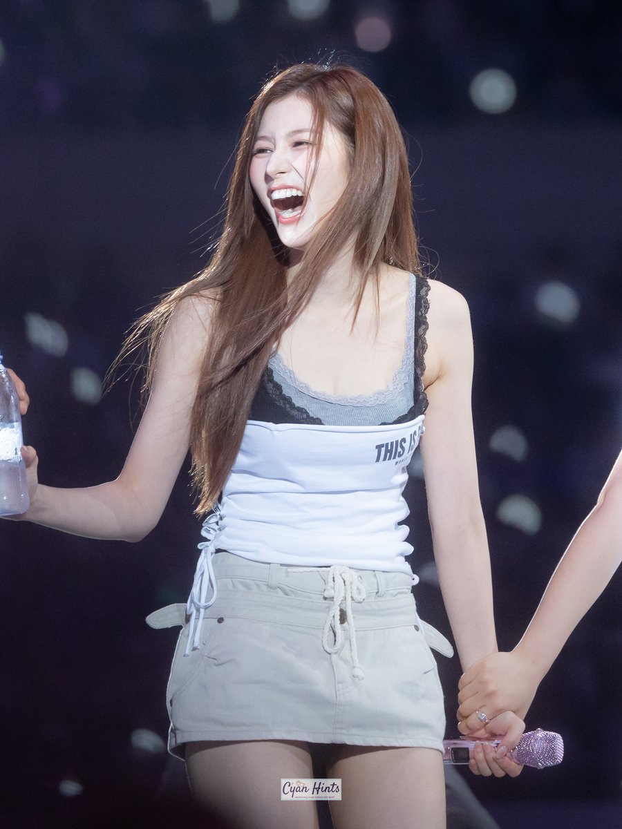 251123 Kaohsiung day2

반전 매력👸🏼👼🏻

#트와이스 #トゥワイス #TWICE                    
#사나 #サナ #Sana
<a href="/JYPETWICE/">TWICE</a>