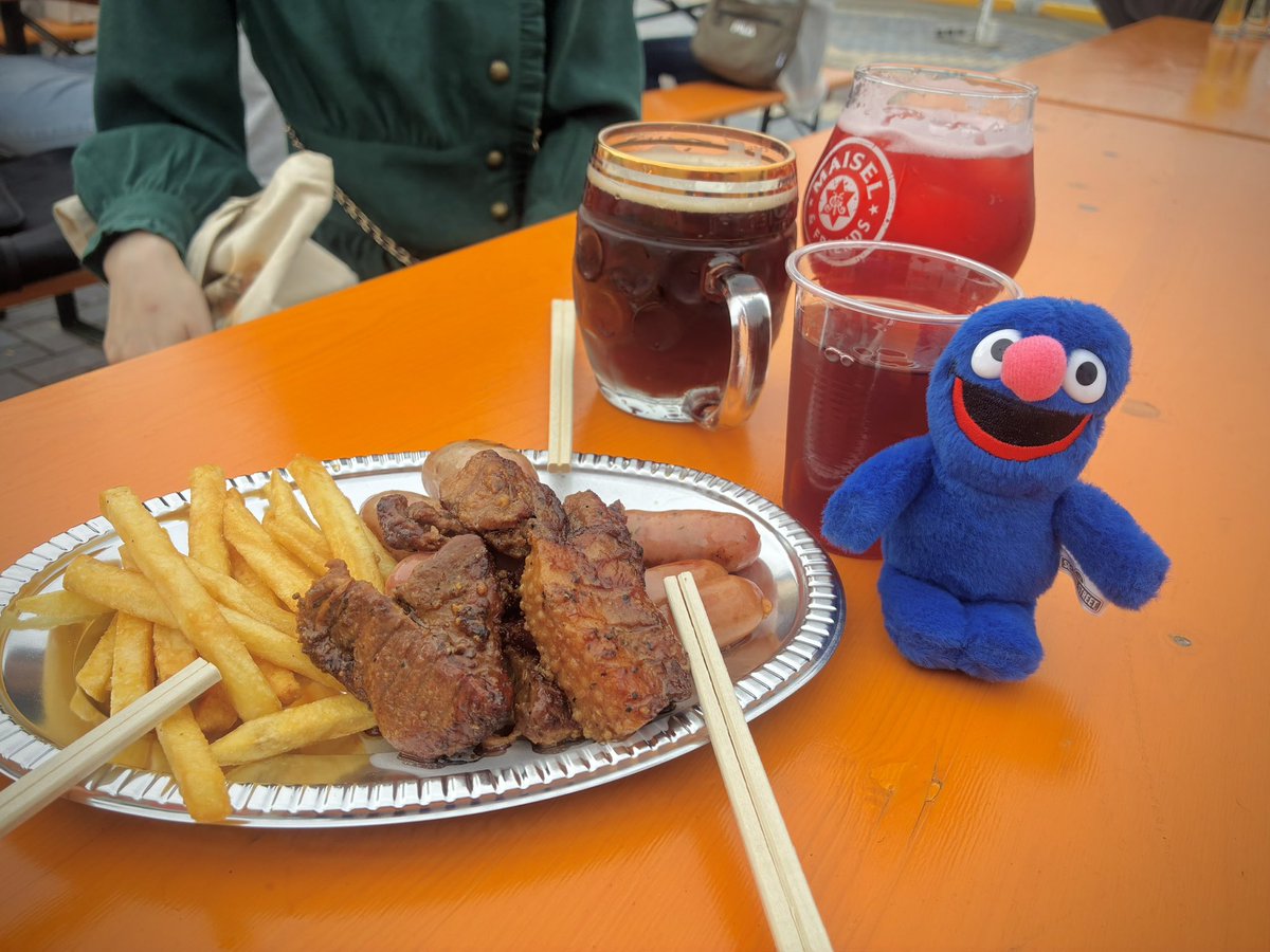 causeways55's tweet photo. 神戸オクトーバーフェスト、ありがとうございました！会場の皆さまが美味しいビールを楽しんでいるにぎやかな場で演奏させていただき、本当に嬉しかったです🍻演奏後はメンバーでも、飲食を楽しみました🍺🍷🍖この日お会いできたすべての皆さまに感謝！ https://t.co/i7pOBU0TGI