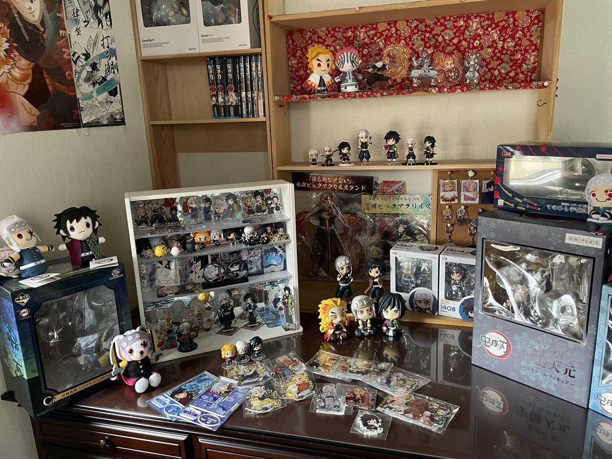 marblefate001's tweet photo. エアコンを取り替えた。
机の上の物を戻しつつ配置換えしてみているけれど、全て収まる気がしない。 https://t.co/0v1xh0JGlc