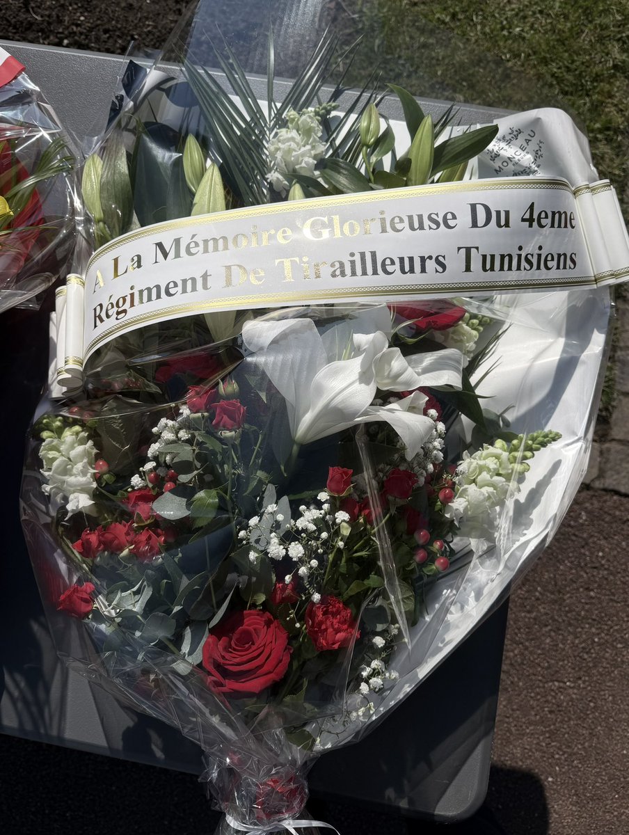 R_chaibi's tweet photo. 🇫🇷🇹🇳🇪🇺 En ce 8 mai 2026, au nom de l’APCAFT, j’ai déposé une gerbe en hommage au 4e Régiment de Tirailleurs Tunisiens (4e RTT) 🇹🇳, à l’occasion du 81e anniversaire de la Victoire du 8 mai 1945.

Ce régiment d’exception s’est particulièrement illustré lors de la Bataille de Monte Cassino en Italie. En franchissant la ligne Gustave et en s’emparant du Belvédère, le 4e RTT a réalisé, selon le Général de Gaulle, « l’un des faits d’armes les plus glorieux de l’armée française durant la Seconde Guerre mondiale ».

Le 4e RTT s’est également distingué lors de la libération de Marseille et Toulon en 1944, puis dans les combats des Vosges et d’Alsace, avant d’entrer en Allemagne le 4 avril 1945 sous le commandement de l’Adjudant-Chef Ahmed El-Abed.

Aujourd’hui, aux côtés de la jeune génération, nous honorons leur courage et leur sacrifice pour ne jamais oublier. 

#APCAFT #8Mai #Victoire1945 #4eRTT #TirailleursTunisiens #APCAFT #Mémoire #Hommage | @Elysee @TnPresidency @Armees_Gouv @FranceTn @VilledeDrancy