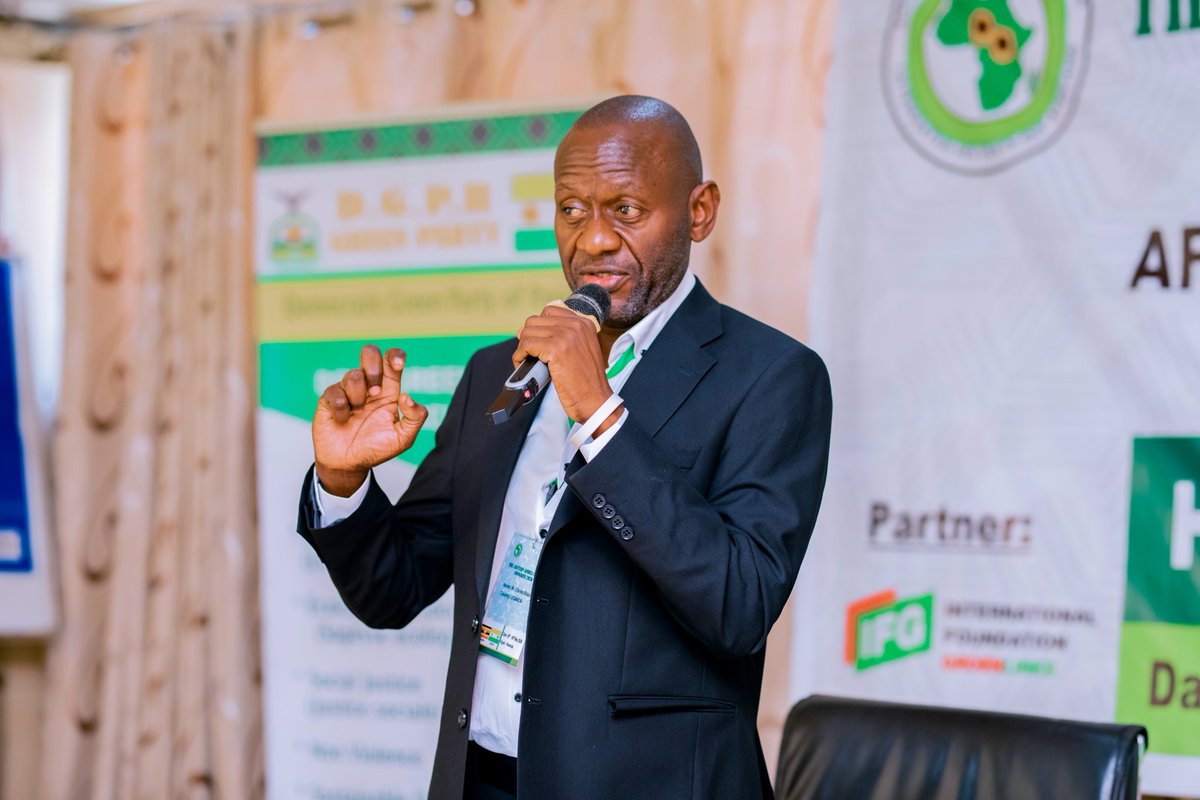 DemGreenPartyRw's tweet photo. Kuri uyu wa Gatanu tariki ya 8 Werurwe, Perezida w'ishyaka Riharanira Demukarasi no Kurengera Ibidukikije mu Rwanda akanaba umuyobozi w'amashyaka arengera Ibidukikije muri Afurika y'Iburasirazuba (EAst African Greens) Hon. Dr Habineza Frank, yatangije ku mugaragaro Inama ya Eastern Africa Greens.

Iyi nama iri kubera i Kigali kuva ku wa 8 kugeza ku wa 9 Gicurasi 2026, ihuza abayobozi b’amashyaka arengera ibidukikije yo mu karere ka Afurika y’Iburasirazuba baturutse muri Uganda, Kenya, u Burundi na Somalia.

Bari kuganira ku bijyanye no kurwanya imihindagurikire y’ibihe, guteza imbere demukarasi, kubaka amahoro no gushimangira ubufatanye mu karere.

Mu bashyitsi bakuru bayitabiriye harimo Charles Bbaale wo muri Uganda usanzwe ari Visi-Perezida wa EAGF, Sharon Katuurawo muri Uganda we usanzwe ari Umuyobozi Nshingwabikorwa wa EAGF, Lucie Kagendo Mbaewo muri Kenya usanzwe ari Umunyamabanga w'amashyaka arengera ibidukikije ku Isi, Beyle Guy MUKUNZI wo mu Burundi usanzwe ari umubitsi wa EAGF na Hon. Said Mohamed Mohamoud wo muri Somalia usanzwe ari Umunyamabanga Mukuru w’Ishyaka rya Green Party muri icyo gihugu.
@Drfrankhabineza @JayMurenzi 
@bwizanews 
@JeanClaudeNtez2