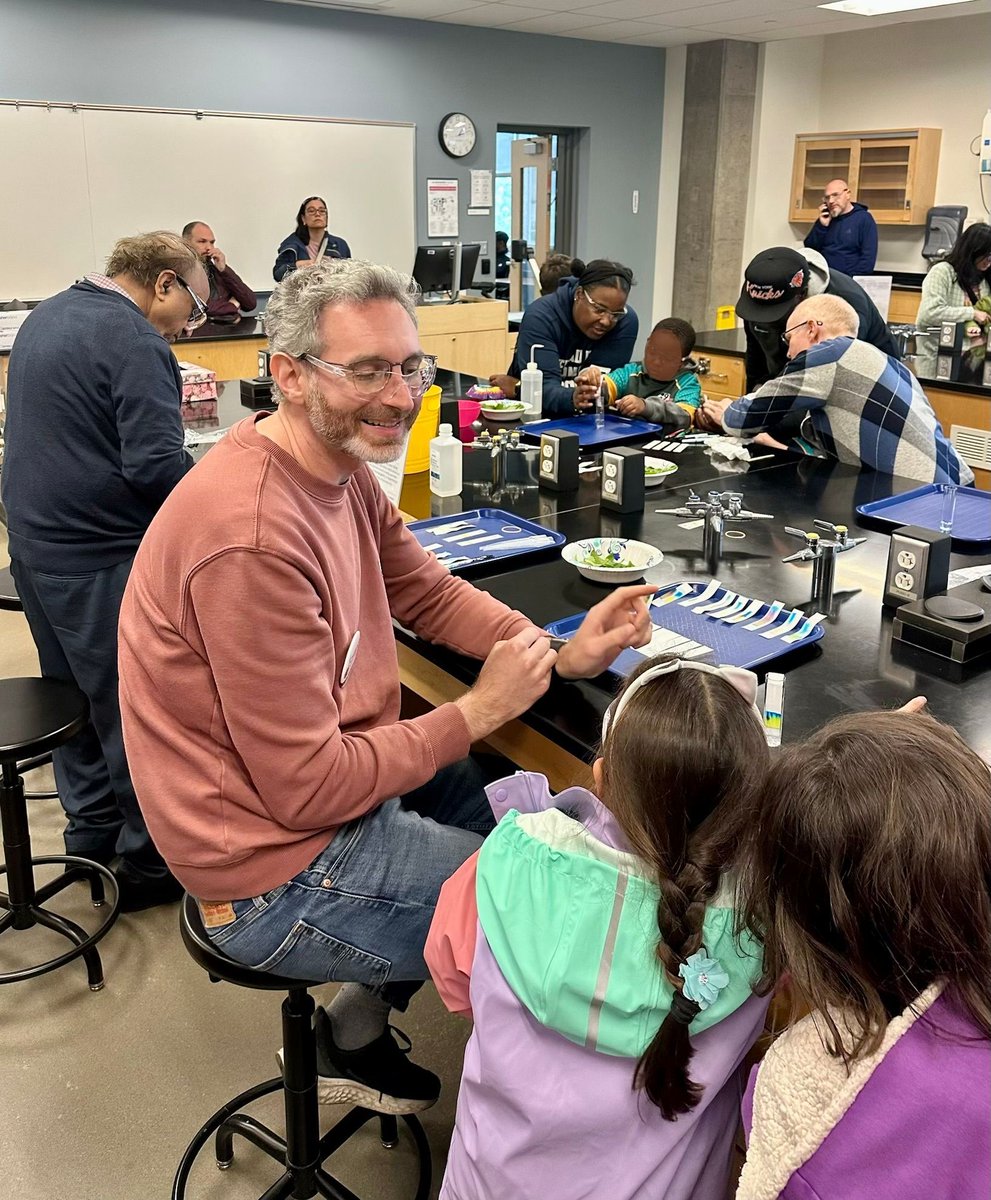 ACS_CSW's tweet photo. This year the Chemical Society of Washington (CSW) partnered with several groups to bring chemistry activities to the community during Rockville Science Day for Chemists Celebrate Earth Week (CCEW). https://t.co/0jQxQiIusZ