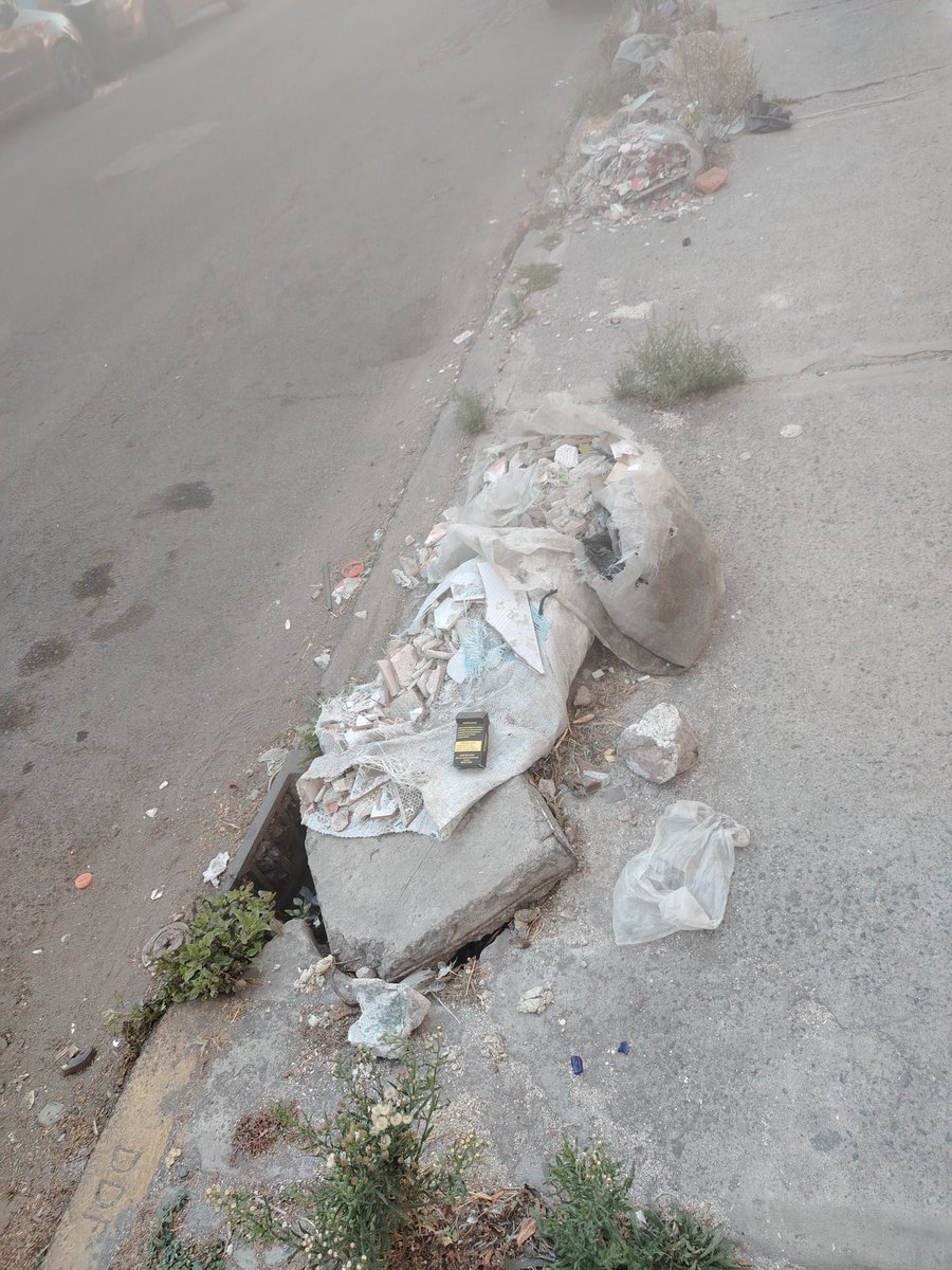 IsraelGaray's tweet photo. Desde enero de 2026 está esto; el Departamento de Limpieza dice que no se llevan cascajo, solo basura o cobran $200 por llevárselo y @SACMEX_DENUNCIA https://t.co/dNjBPZbUJA