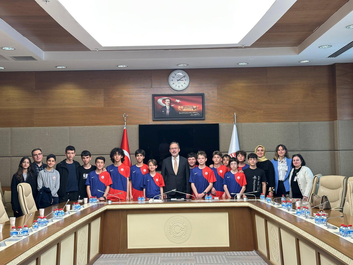📍TBMM

Beştepe Şehitleri İmam Hatip Ortaokulu Futsal Takımı’nın başarılı öğrencileriyle bir araya geldik; kupalarını, heyecanlarını ve güzel enerjilerini bizimle paylaştılar.