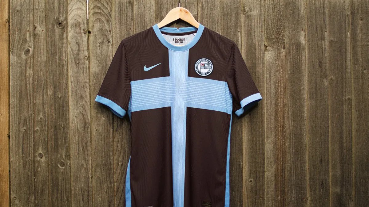 SccpDeTerno's tweet photo. CURIOSIDADE PRA VOCÊS!

Essa é a PRIMEIRA vez na era Nike x Corinthians em que as camisas principais do clube NÃO USAM o logo moderno!

Em todos os mais de 20 anos de parceria, apenas três uniformes corinthianos usaram versões diferentes da que vemos sempre (tirando as monocromáticas, claro):

Camisa especial de centenário (2010)
Camisa 3 (2020)
Camisa especial 4 (2023)

E que estreia!