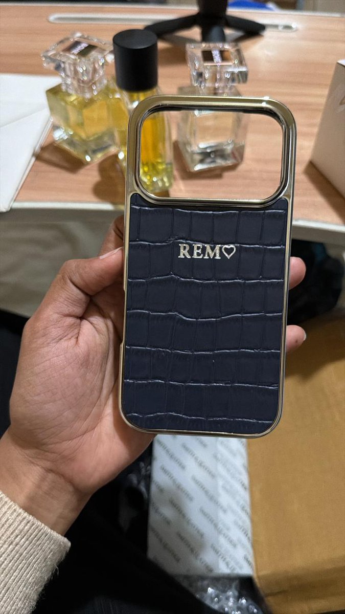 wts case smith and latter iphone 17 pro kaya di foto yaakk ada embos rem
masih baru banget dateng ternyata salah dipesenin tipe
600k boleh nego tipis 
#wts #case #rem #marklee #mark