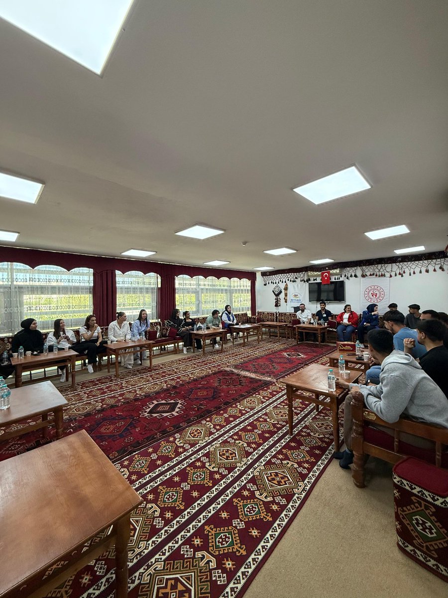 GSB_BeydagiGM's tweet photo. İnönü Üniversitesi Spor Bilimleri Fakültesi Antrenörlük Bölümü öğrencilerini merkezimizde ağırlamaktan memnuniyet duyduk.
Gerçekleştirilen ziyarette gençlerimizle bir araya gelinerek merkezimizde yürütülen faaliyetler hakkında bilgilendirmelerde bulunuldu.🤗 https://t.co/Hs0RFxrwJC