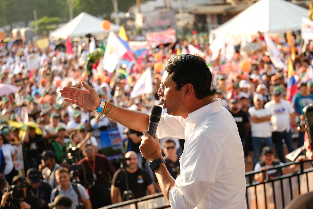 TeleCucuta's tweet photo. Más de 20.000 personas acompañaron el día de ayer al candidato presidencial Iván Cepeda en la plaza de Banderas de Cucuta, demostrando que Norte de Santander está cambiado de espectro político, pese a que algunos medios y periodistas de derecha se empeñen en decir lo contrario. https://t.co/riCuYBxp1F