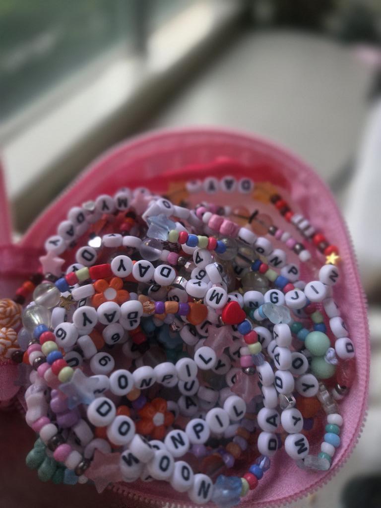 StarlightAshesX's tweet photo. My Day! I will be handing out freebie bracelets tomorrow for the concert in Macau. Let's enjoy Day6 together ✨️💜 #Day6 #Day6inMacau #thedecade #MyDay https://t.co/Xc3m58Z0Uj