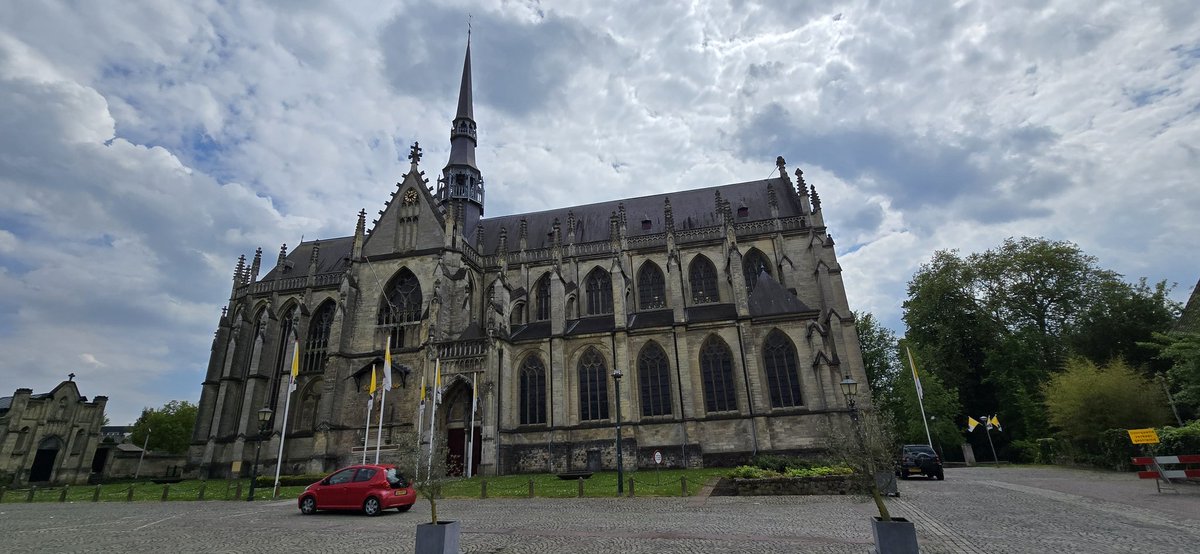 Martin1960's tweet photo. Van #OudValkenburg via Valkenburg en Houthem naar de,Markt in #Meersen voor een kijkje in de prachtige gotische basiliek en een uurtje bijpraten met een oud-klasgenoot 😎🚴‍♀️🌥 https://t.co/7MUQZomOnA