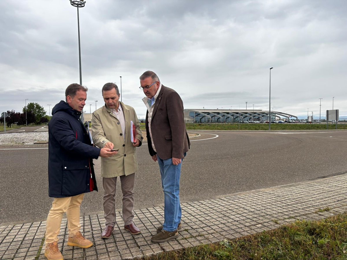 Pablo_bodega's tweet photo. La @UPLeones en @diputacionleon cierra una semana de ridículo mayúsculo. 

Tras atribuirse el mérito de "forzar" los avances (?) en la terminal de carga que AENA directamente ha dejado en manos de las empresas, ahora impulsan (?) un vial que no saben a quién corresponde ejecutar. https://t.co/Erh4HDAb7D