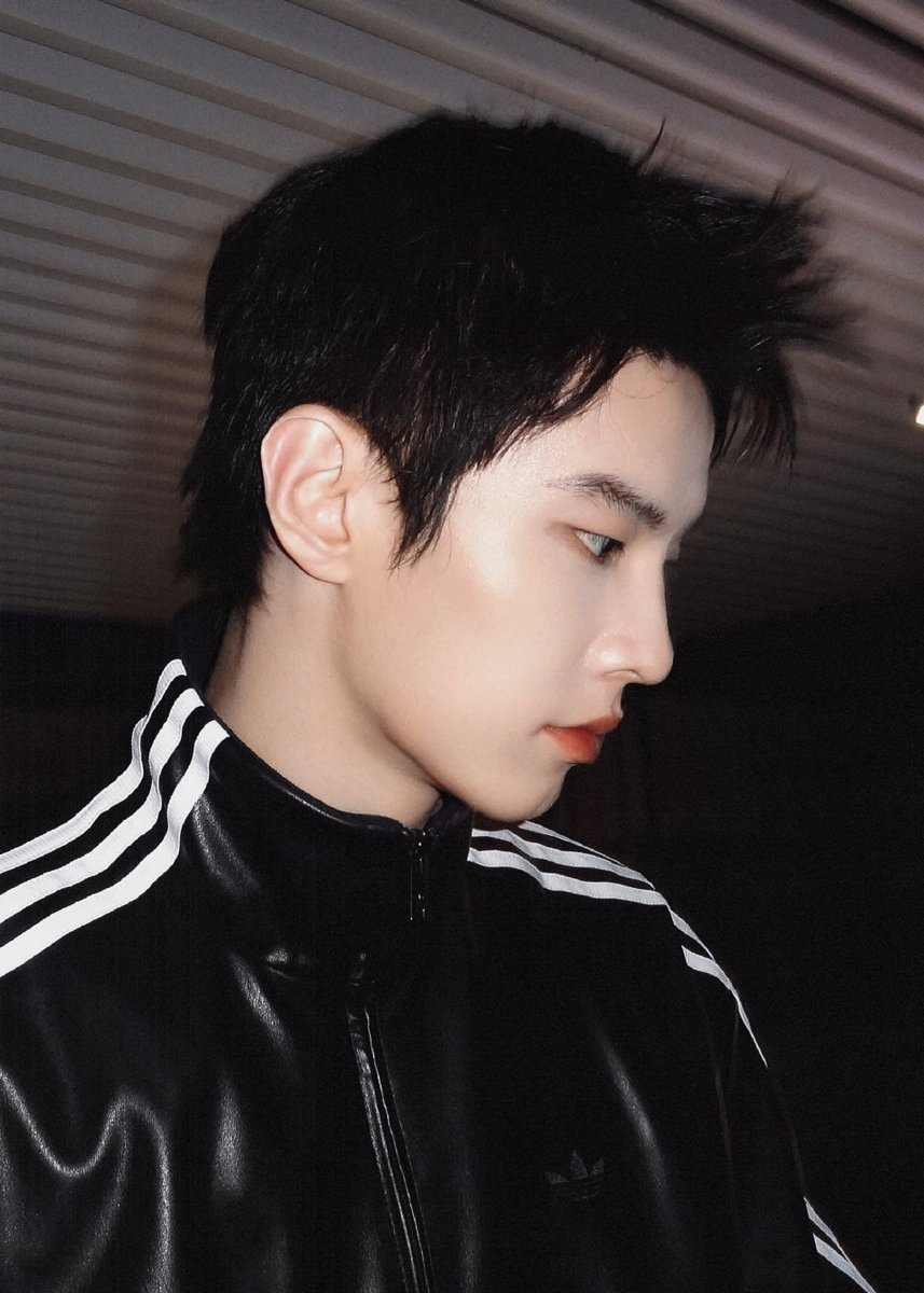 theyuniverse96's tweet photo. 260507 • #HeYu's team weibo update

A perfect Adidas racer guy 🏍 (1/3)

#何与 #하여 https://t.co/uJyQbWrtFA