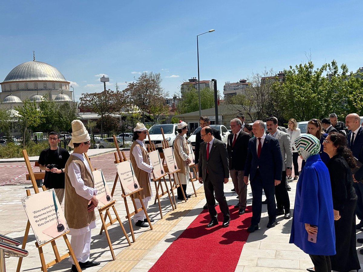 TR_Yenimahalle's tweet photo. Kaymakamımız Sayın Tahsin KURTBEYOĞLU, #KültürümüzdeİzBırakanlar projesi kapsamında Aselsan MTAL düzenlenen Yunus Emre’yi anma programına katıldı. 🇹🇷
Bu anlamlı programda emeği geçen idareci, öğretmen ve öğrencilerimizi tebrik ediyoruz. 💐 https://t.co/BKQTIoK2bH