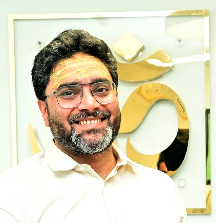 श्री राम की भक्ति में गोस्वामी तुलसीदास ने लिखा है:–
हम चाकर रघुबीर के, पटौ लिखौ दरबार।
तुलसी अब का होइहें, नर के मनसबदार।।
 महाभारत में एक बहुत सुंदर कथा वर्णित है। सर्वस्व दान दे चुके परशुराम जी से द्रोणाचार्य ने दान की अभ्यर्थना की। परशुराम जी ने द्रोणाचार्य को आचार की शिक्षा
